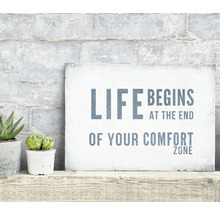 Dekoratives Schild mit dem Spruch: Life begins at the end of your comfort zone.