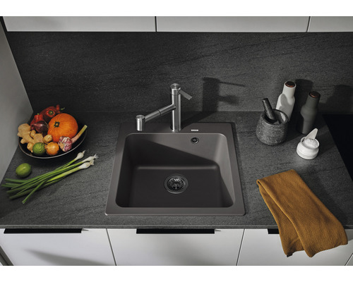 Küchenspüle mit Armatur auf einer Küchentheke mit Gemüse