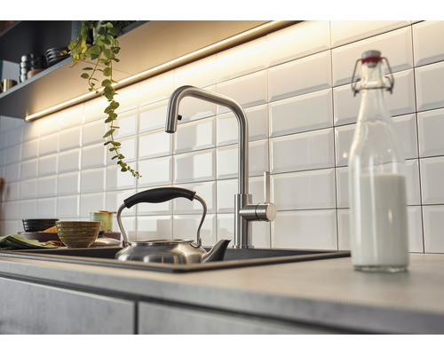 Küchenspüle mit Wasserhahn, Teekessel und Flasche