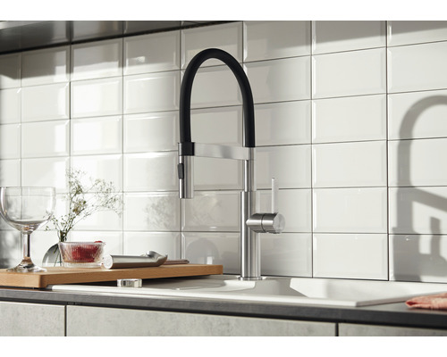 Küchenszene mit Spültischarmatur und Küchenutensilien