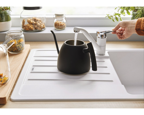 Spüle mit Wasserhahn und Teekessel auf der Abtropffläche