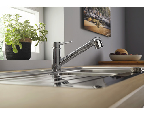 Küchenszene mit Spültischarmatur, Spülbecken und Dekoration