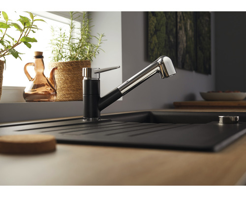 Spültischarmatur mit Ausziehbrause in einer Küchenspüle