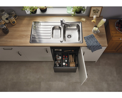 Spüle und Unterschrank mit Abfalltrennsystem in einer Küchenzeile