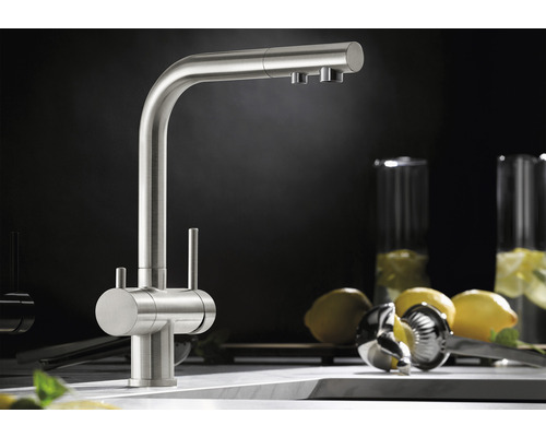 Küchenarmatur aus Metall mit hohem Auslauf vor dunklem Hintergrund