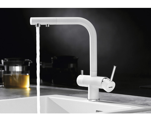 Weiße Küchenarmatur mit fließendem Wasser im Spülbecken