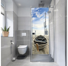 Helles Badezimmer mit Toilette, Pflanze und Duschkabine mit Bootsmotiv