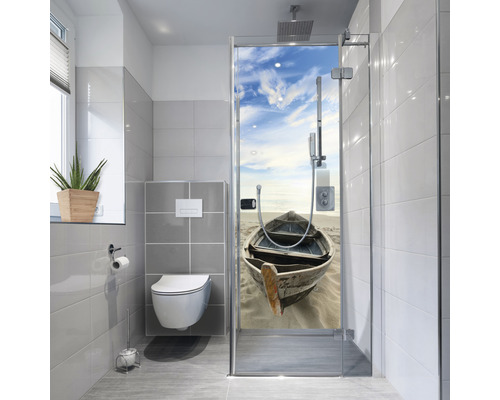 Duschrückwand-Folie mySpotti Fresh Beach & Boat 210 x 100 cm Helles Badezimmer mit Toilette, Pflanze und Duschkabine mit Bootsmotiv