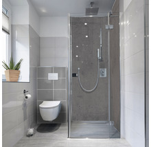 Modernes Badezimmer mit Dusche, Toilette und Fenster