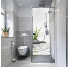 Helles Badezimmer mit Toilette und Glasdusche