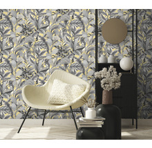Innenraum mit floral gemusterter Tapete, Sessel und Dekoration