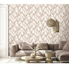 Wohnzimmer mit Couch und floral gemusterter Tapete