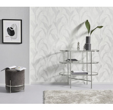Wohnraum mit gemusterter Tapete, Hocker, Tisch und Dekoration