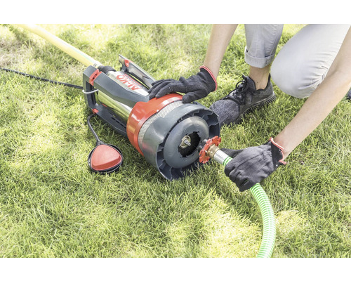 Person schliesst einen Wasserschlauch an eine AL-KO Gartenpumpe an