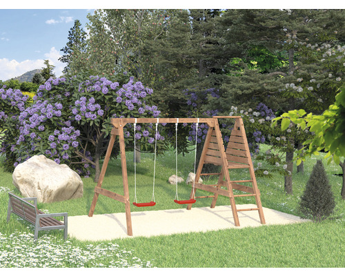 Holzschaukel mit Leiter in Gartenlandschaft