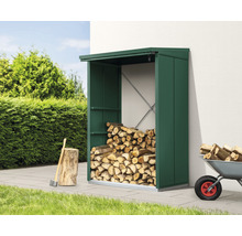 Brennholzregal aus Metall mit Holzscheiten, Axt und Schubkarre im Garten