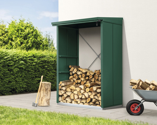 Brennholzregal aus Metall mit Holzscheiten, Axt und Schubkarre im Garten