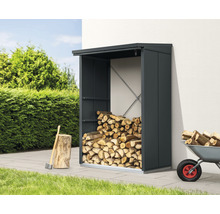 Holzlager mit Brennholz, Axt und Schubkarre im Garten