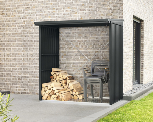 Holzlager mit Holzstapel und Stühlen