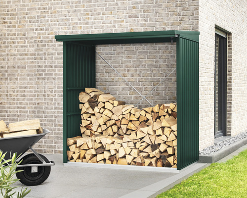 Holzregal aus Metall mit Brennholz und Schubkarre