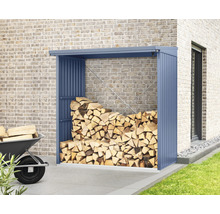 Holzlager aus Metall mit Holzscheiten und Schubkarre