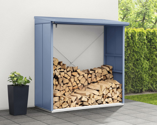 Holzlager mit Holz und Pflanze
