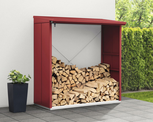 Brennholzregal aus Metall mit Holzscheiten und Pflanzkübel