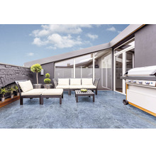 Terrasse mit Fliesenboden, Gartenmöbeln und Grill