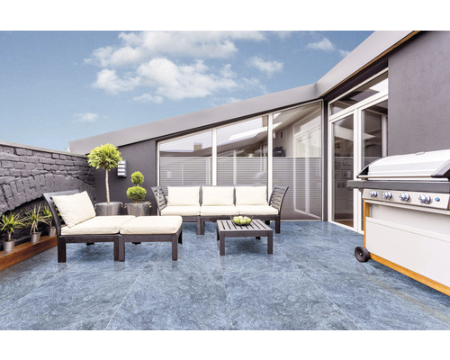 Terrasse mit Fliesenboden, Gartenmöbeln und Grill