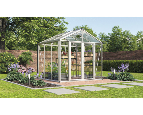 Gewächshaus mit Pflanzenregalen im Garten