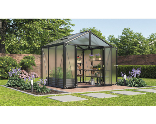 Gewächshaus Vitavia Zeus Comfort 6200 Hohlkammerplatten 10 mm 258 x 242 cm schwarz Gewächshaus mit Regalen im Garten.