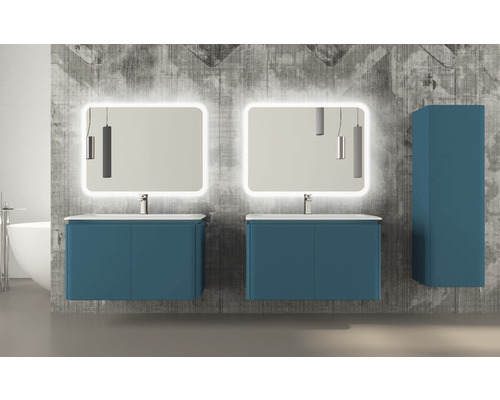 Badezimmer mit zwei Waschtischen, beleuchteten Spiegeln und einem Hochschrank