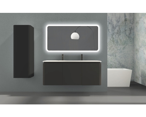 Badezimmer mit Waschtischunterschrank, Spiegelschrank und Hängeschrank.