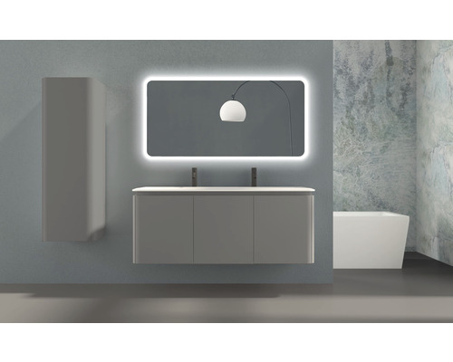 Badezimmer mit Waschbeckenunterschrank, Spiegelschrank mit Beleuchtung und Badewanne