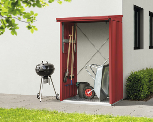 Geräteschrank mit Gartengeräten und Grill vor Hauswand