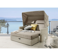 Gartenlounge mit Überdachung, Kissen und Beistelltisch auf einer Terrasse mit Meerblick