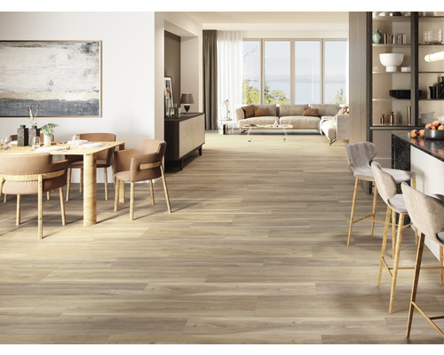 Heller, offener Wohnbereich mit Holzboden, Esstisch und Stühlen