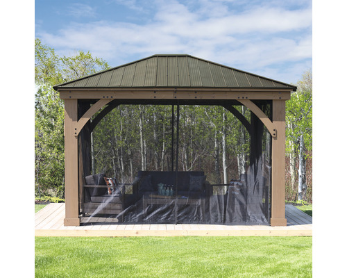 Gartenpavillon mit Moskitonetz auf einer Terrasse