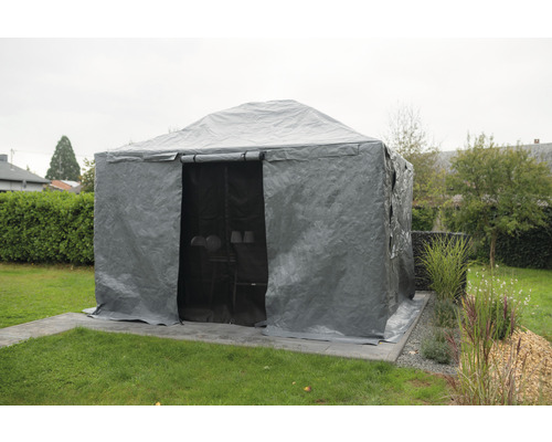 Grauer Unterstand aus Plane im Garten
