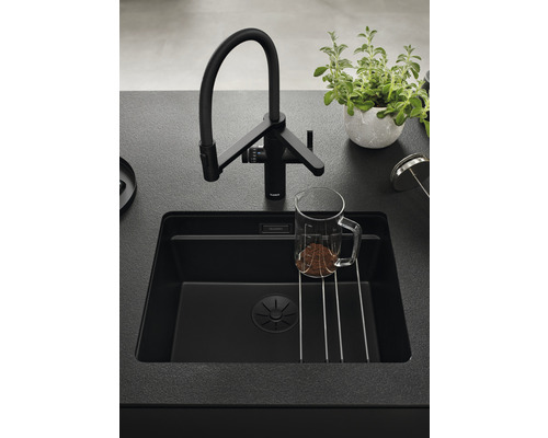 Küchenspüle mit Wasserhahn und Abtropfgestell