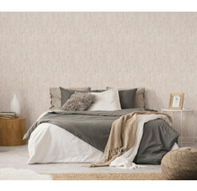 Schlafzimmer mit Bett, Nachttisch und Tapete