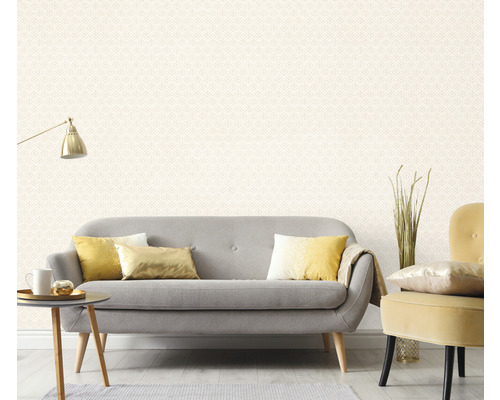 Helles Wohnzimmer mit gemusterter Tapete, Sofa und Sessel