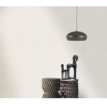 Innenraum mit gemusterter Tapete, Lampe und dekorativen Pferdefiguren
