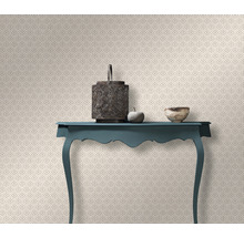 Gemusterte Tapete mit Tisch, Laterne und Schale