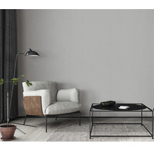 Wohnzimmer mit Sessel, Stehlampe und Couchtisch