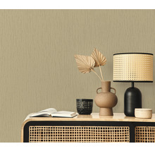 Dekorative Tapete im Interieur mit Lampe und Tisch