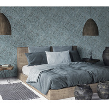 Schlafzimmer mit Doppelbett, Nachttischen, zwei hängenden Lampen und einer gemusterten Tapete