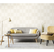 Wohnzimmer mit Tapete im Streifenmuster, Sofa, Sessel und Beistelltisch
