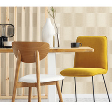 Szene mit Tisch, Stühlen und gemusterter Tapete für das Esszimmer