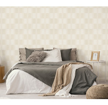 Schlafzimmer mit gemusterter Tapete und Bett
